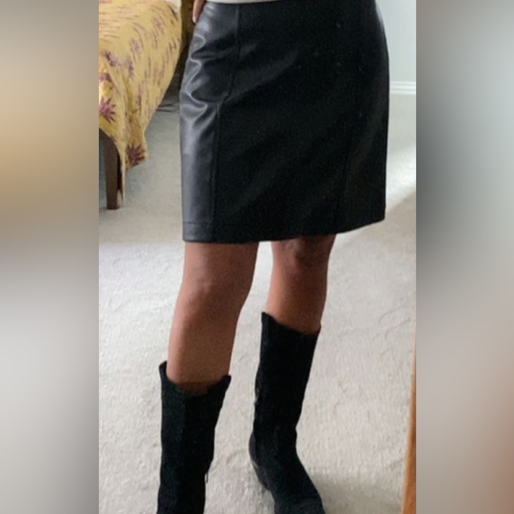 Banana Republic lovely vegan leather black mini skirt size 6